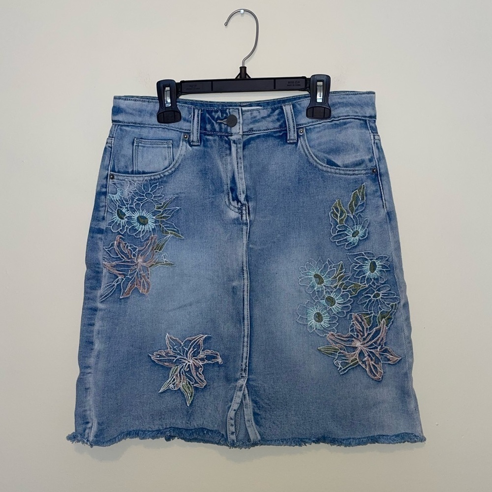 For the Rebublic Denim Floral Embroidered Skirt Size 27/6